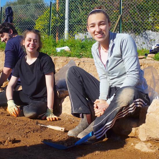 Zoe Ousouljoglou works on an archaeological site in 希腊